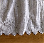  Φόρεμα λευκό κιπουρ με λεπτομέρειες στο τελείωμα