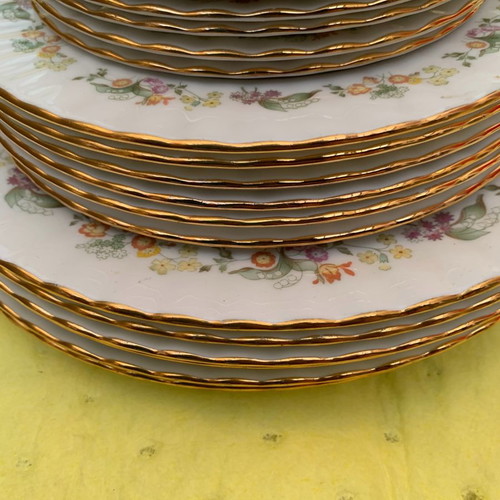 Royal Kent 32-Piece Dinner and Tea Set like new