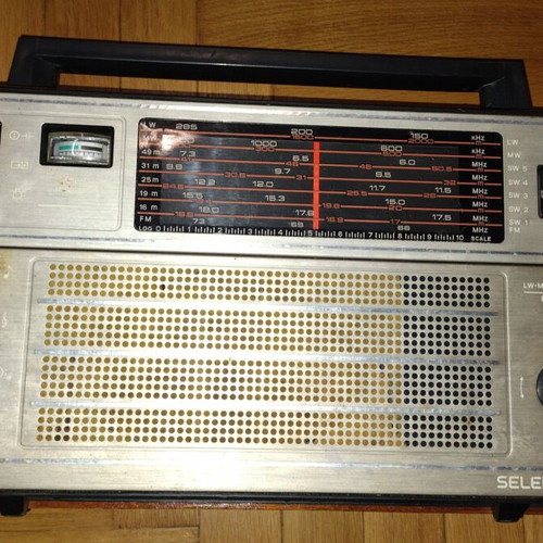 Selena B-215 vintage radio