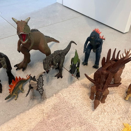 Dinosaur figures like new set of 9, 2 with sound