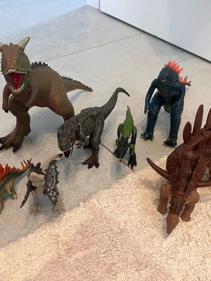 Dinosaur figures like new set of 9, 2 with sound