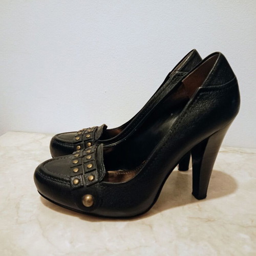 Nine West leather black pumps with gold details used