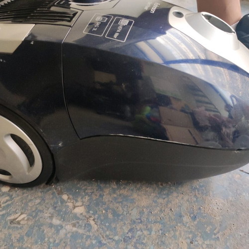 Rohnson 4AAAA 700 watt vacuum cleaner used with fabric bag