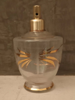 Vintage perfume bottle with carved ears of wheat and bronze spray like new