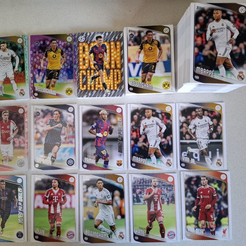 Topps Flagship 2025/26 pack with 150+ base, insert, parallel, RC, numbered cards
