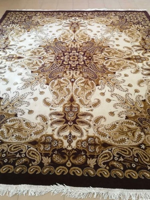 Genuine Anatolia rug like new, dimensions 2.5 x 3.00