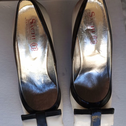 Patent leather pumps size 39, new, white and black