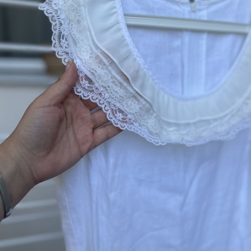 Linen knee-length dress with ecru and white lace collar