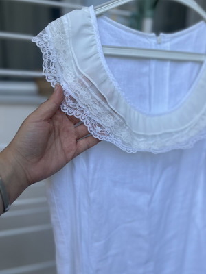 Linen knee-length dress with ecru and white lace collar
