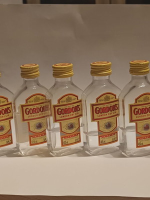 Gordon's gin miniatures, pack of 7, 50ml plastic bottles