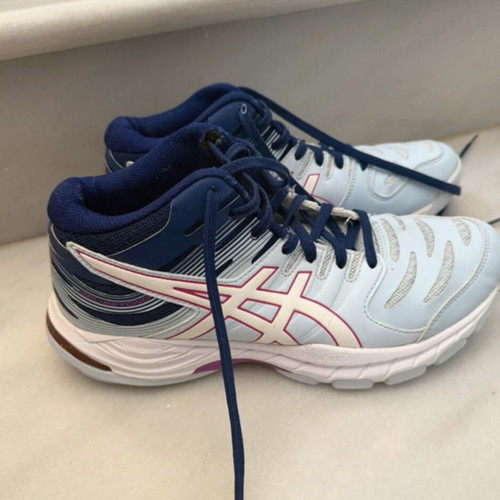 Asics volleyball shoes used, comfortable fit