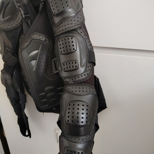 Perforated motorcycle jacket like new with plastic protections, medium size