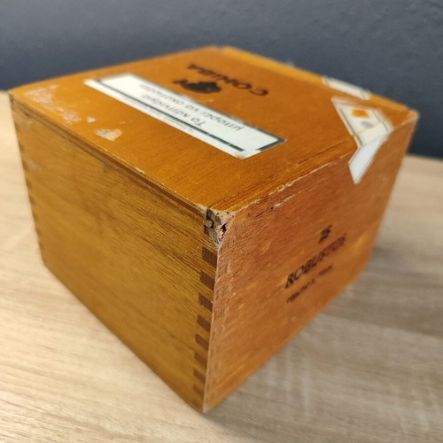 Empty wooden Cohiba 25 Robustos box used
