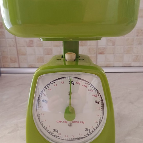 Kitchen scale like new, green, max weight 5 kg, tare adjustment