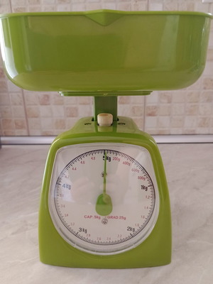 Kitchen scale like new, green, max weight 5 kg, tare adjustment