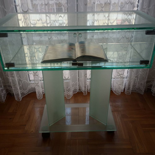Glass display case like new with wheels for exhibition