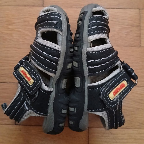 Tengrui children's sandals size 20 like new, black and grey