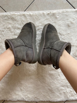 Μπότες Ugg Australia μεταχειρισμένες, γκρι, μέγεθος 36, με φθορά στο χρώμα