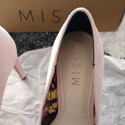 MISO Pumps New Size 38 With Small Hole On Label