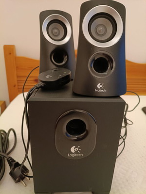 Logitech Z313 speaker system like new, floor-standing