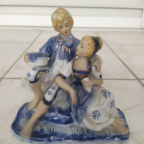Vintage figurine hugging couple like new