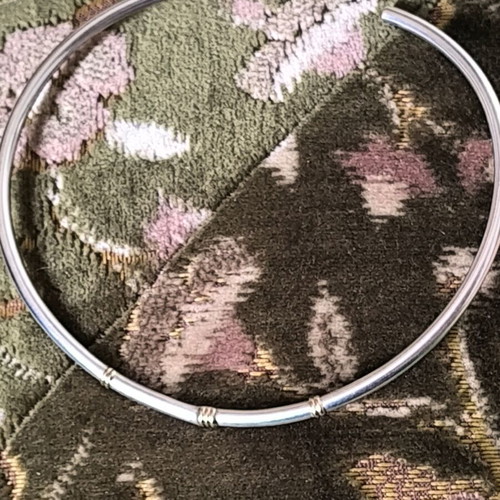 Silver neck rod like new with gold decorative details