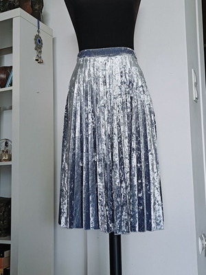 Milkwhite pleated crushed velvet skirt blue like new