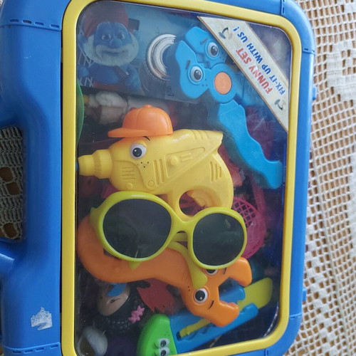 Children's toys used, set of 84 pieces with plastic box