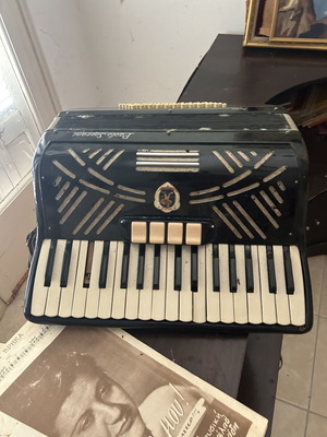 Vintage accordion used, needs maintenance, not working