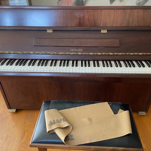 Granada by Samick S-105 piano like new, excellent condition