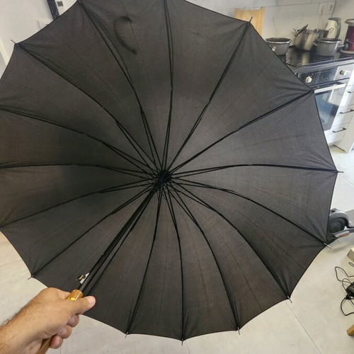 Umbrella new, black, wind-resistant and durable