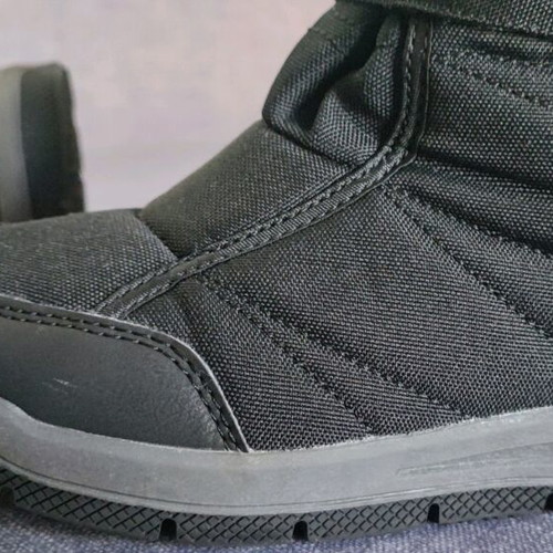 Children's waterproof snow boots size 32 like new, black