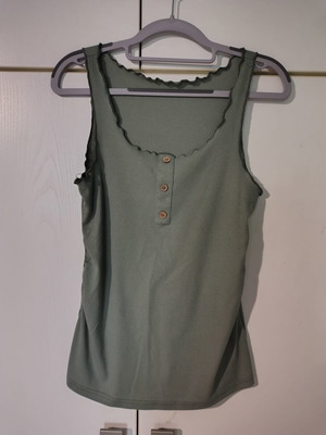 Maternity shirt small used with side gathers