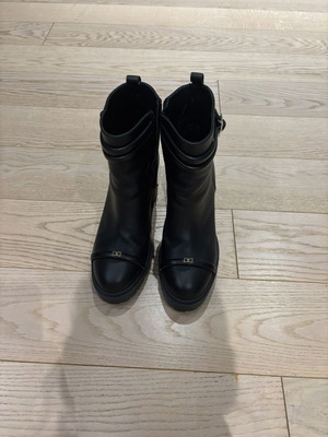 Dukas black leather ankle boots size 38 like new