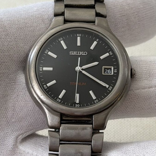 Seiko Titanium Quartz 7N42-8100 watch like new, black and silver