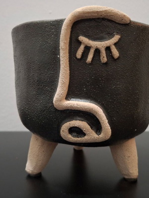 Ceramic flowerpot cachepot like new, modern design with legs