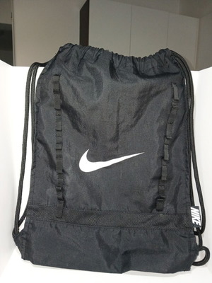 Nike τσάντα γυμναστηρίου μεταχειρισμένη με μικρό σημάδι στην πίσω όψη, μαύρη