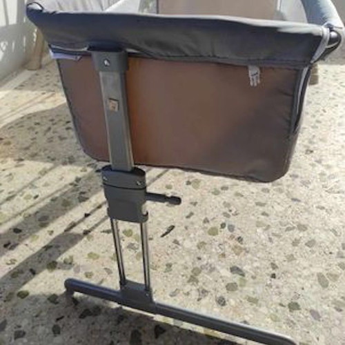 Safety baby cot used with side opening and adjustable height