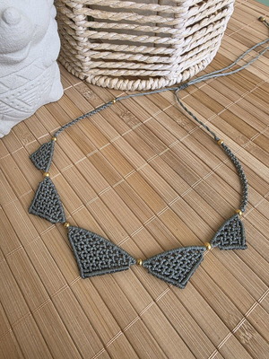 Χειροποίητο κολιέ macrame σαν καινούργιο, λαδί με ατσαλινές χαντρούλες