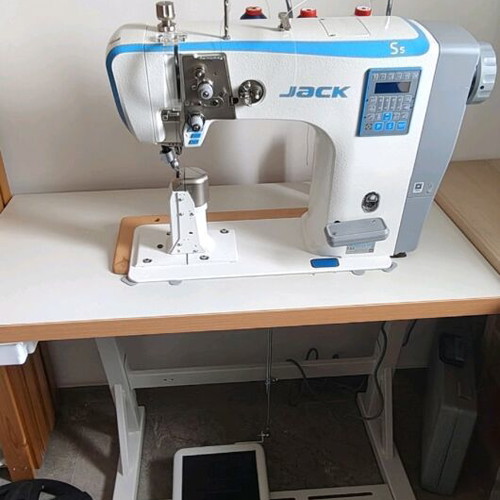 Jack S5-91 industrial sewing machine like new