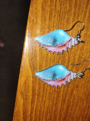 Earrings set of 2 used, plexiglass, shell and dreamcatcher designs