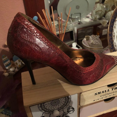Italian leather Charlize pumps new, burgundy with studs