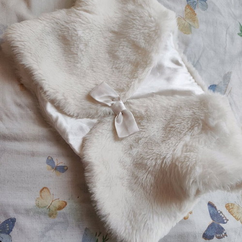 Girl's dress for 4 years with fur like new, white