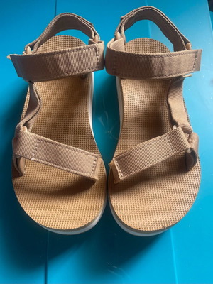 Teva beige platform sandals like new, size 36