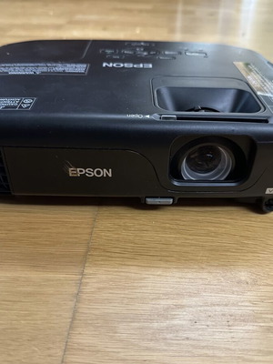 Epson EB-W02 WXGA 3LCD projector used, bright image, manual zoom