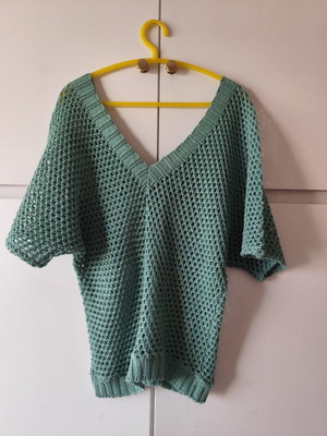 Knitted mesh top with V neckline sage green like new
