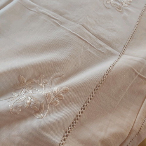 Handmade tablecloth 170×170 cm two-tone with silk thread and embroidered napkins