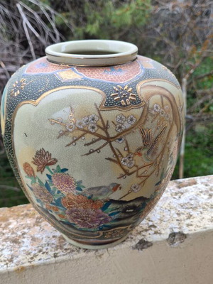 Chinese vase handmade like new, porcelain