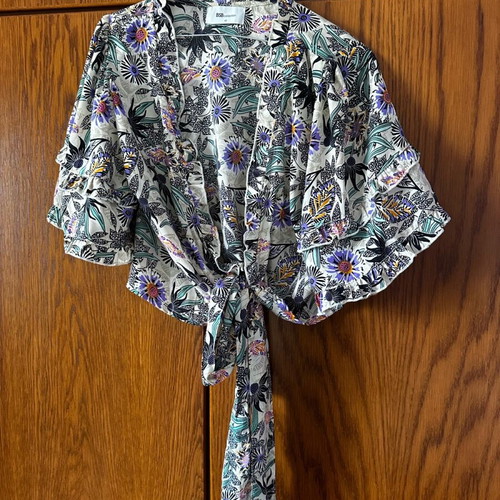 Bsb top medium with ruffled sleeves like new, multicolor blue