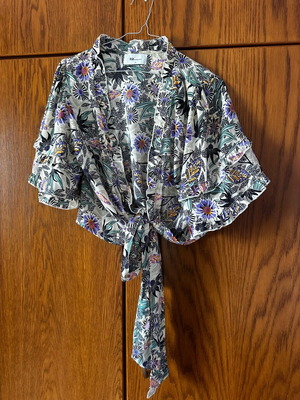 Bsb top medium with ruffled sleeves like new, multicolor blue